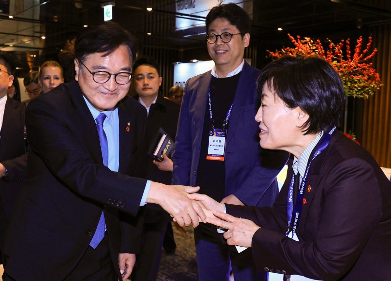 우원식 국회의장과 송미령 농림축산식품부 장관이 4일 서울 서초구 JW메리어트호텔에서 열린 월드푸드테크 2025 포럼 개막식에서 악수하며 인사를 나누고 있다. 2025.12.4/뉴스1 ⓒ News1 이호윤 기자
