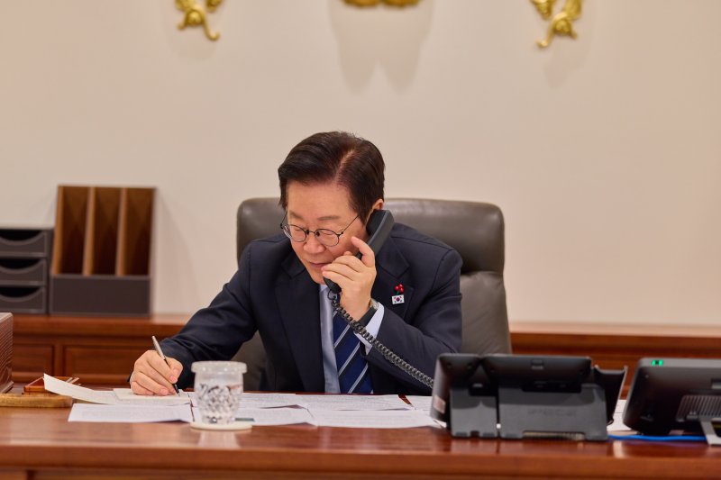 이재명 대통령이 지난 4일 서울 용산 대통령실 청사에서 니쿠쇼르 다니엘 단 루마니아 대통령과 전화 통화를 하고 있다. (대통령실 제공. 재판매 및 DB 금지) 2025.12.4/뉴스1 ⓒ News1 이재명 기자
