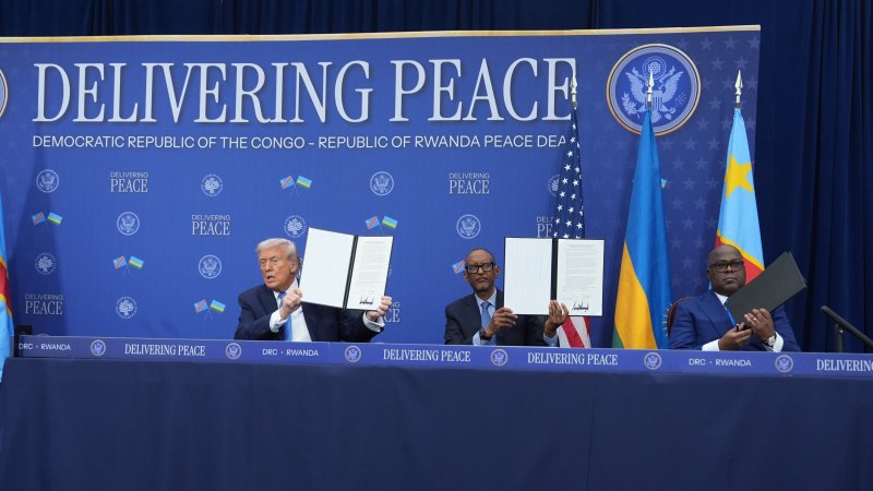 [워싱턴=AP/뉴시스]도널드 트럼프 미국 대통령과 폴 카가메 르완다 대통령, 펠릭스 치세케디 콩고민주공화국(민주콩고) 대통령이 4일(현지 시간) 미국 워싱턴DC 도널드 J. 트럼프 평화연구소에서 르완다와 민주콩고간 평화협정에 서명하고 있다. 2025.12.05.