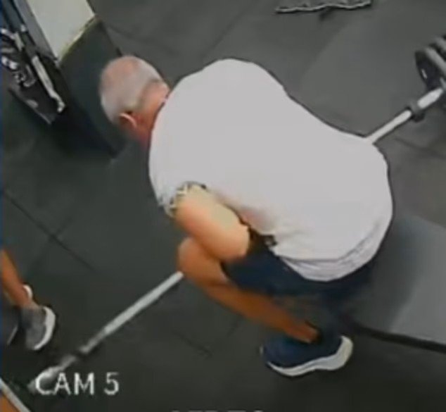 [서울=뉴시스]브라질에서 한 남성이 체육관에서 벤치프레스를 하던 중 바벨을 놓치는 사고로 사망하는 안타까운 일이 발생했다. 사진은 가슴 위로 떨어진 바벨을 치운 직후 앉아있는 남성의 모습이다. (사진출처: 데일리메일 캡처)2025.12.04.