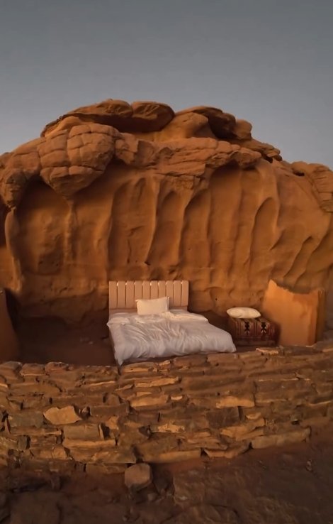 [뉴시스] 여행 인플루언서 존니 디줄리어스가 요르단 와디럼 사막 한가운데에 위치한 '지붕 없는 숙소'에 묵은 후기를 공개했다. 사진은 해당 숙소의 모습. (사진 = 인스타그램 캡처) 2025.12.04. *재판매 및 DB 금지