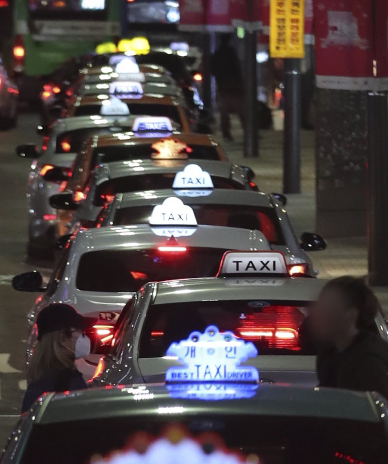 [서울=뉴시스]최진석 기자 = 신종 코로나바이러스 감염증(우한 폐렴) 여파로 외국인 관광객이 줄어든 10일 저녁 서울 중구 명동 도로에 택시가 줄지어 승객을 기다리고 있다. 2020.02.10.myjs@newsis.com