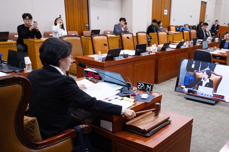 추미애 국회 법제사법위원장이 지난 3일 서울 여의도 국회에서 열린 제429회 국회(정기회) 법제사법위원회 제16차 전체회의에서 의사봉을 두드리고 있다. 2025.12.3/뉴스1 ⓒ News1 유승관 기자