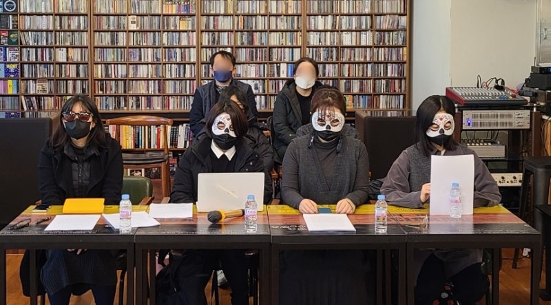 [청주=뉴시스] 조성현 기자 = 지난 2022년 2월 10일 오전 충북 청주시 상당구 다락방의 불빛에서 친족 성폭력 피해자들이 청주 여중생 사건 가해자의 강력한 처벌과 함께 친족 성폭력 공소시효 폐지를 요구하는 기자회견을 하고 있다. 2022.02.10. jsh0128@newsis.com