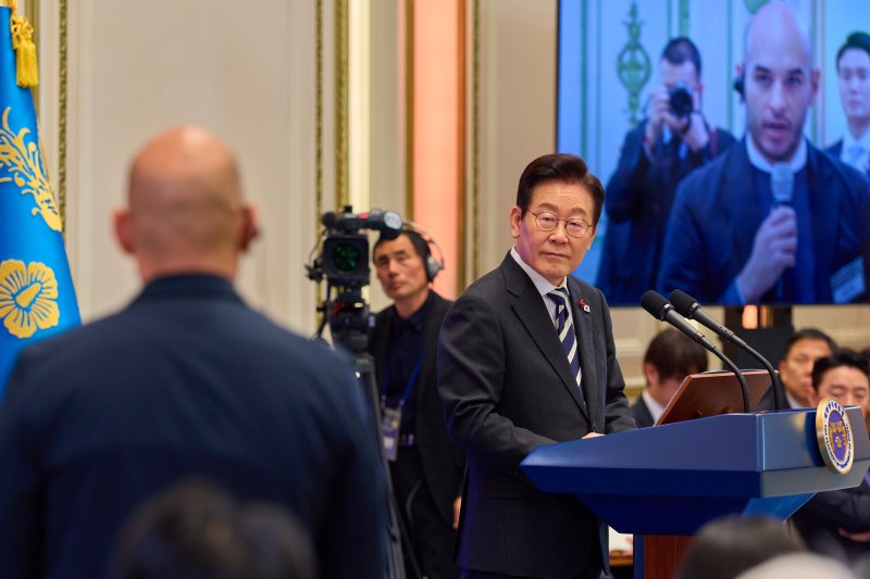 이재명 대통령이 지난 3일 청와대 영빈관에서 열린 '새롭게 선 민주주의, 그 1년' 외신 기자회견에서 취재진의 질문을 듣고 있다. 대통령실 제공