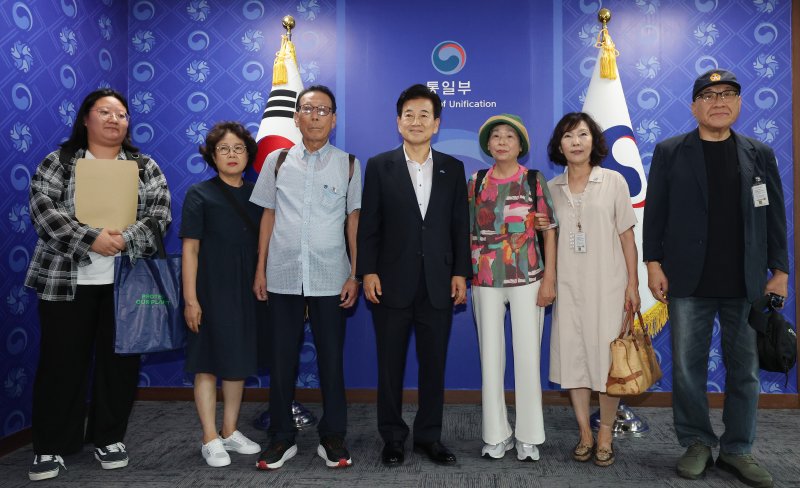 지난 2025년 8월 8일 정동영 통일부 장관이 서울 종로구 정부서울청사에서 최성룡 전후납북자피해가족연합회 이사장 및 이사진 면담에 앞서 기념촬영을 하고 있다. /뉴스1 ⓒ News1 임세영 기자