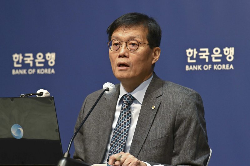 이창용 한국은행 총재가 27일 서울 중구 한국은행에서 열린 기자간담회에서 금리 동결 배경 등을 설명하고 있다. (공동취재) 2025.11.27/뉴스1 ⓒ News1 이호윤 기자