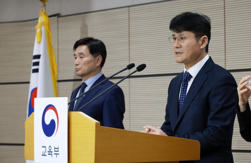 [서울=뉴시스] 민경석 대학수학능력시험 채점위원장이 4일 세종시 정부세종청사 교육부 브리핑실에서 2026학년도 대학수학능력시험 채점 결과를 발표하고 있다. (사진=교육부 제공) 2025.12.04. photo@newsis.com *재판매 및 DB 금지