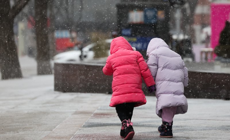 서울 광화문 네거리에 시민들이 눈을 맞으며 이동하고 있다. 2025.2.6/뉴스1 ⓒ News1 허경 기자