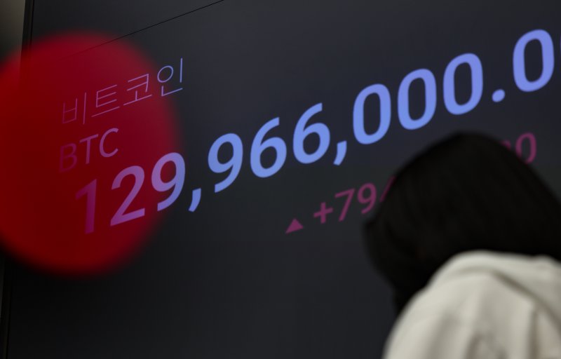 [서울=뉴시스] 황준선 기자 = 해외 중앙은행들의 금리 인상 조짐과 가상자산 관련 경고성 발언으로 비트코인을 비롯한 가상화폐들의 가격이 하락세를 보이고 있는 2일 오후 서울 강남구 업비트 고객센터에 비트코인을 비롯한 가상화폐 시세가 표시되고 있다. 2025.12.02. hwang@newsis.com