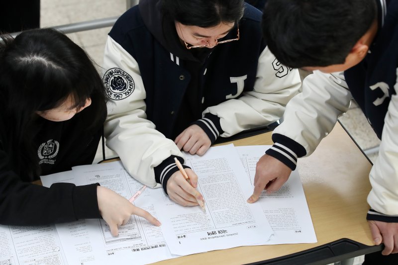 14일 오전 대구 수성구 정화여고에서 고3 수험생들이 담임교사와 함께 전날 치른 2026학년도 대학수학능력시험(수능) 가채점을 하고 있다. 2025.11.14/뉴스1 ⓒ News1 공정식 기자