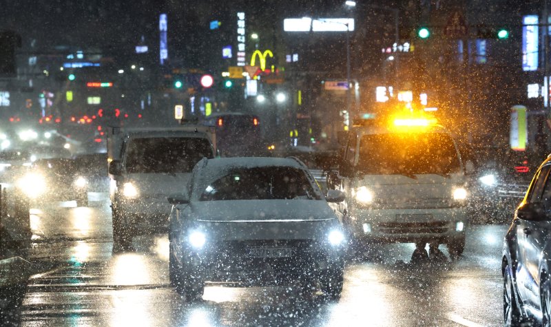 서울 전역을 포함한 수도권에 대설주의보가 내려진 4일 오후 경기 화성시 송화초등학교 인근 경기대로에 많은 눈이 내리고 있다. 2025.12.4/뉴스1 ⓒ News1 김영운 기자