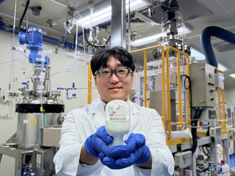 SK이노베이션 환경과학기술원 연구원이 LFP 배터리 재활용 기술을 통해 회수한 탄산리튬을 소개하고 있다.(SK이노베이션 제공)