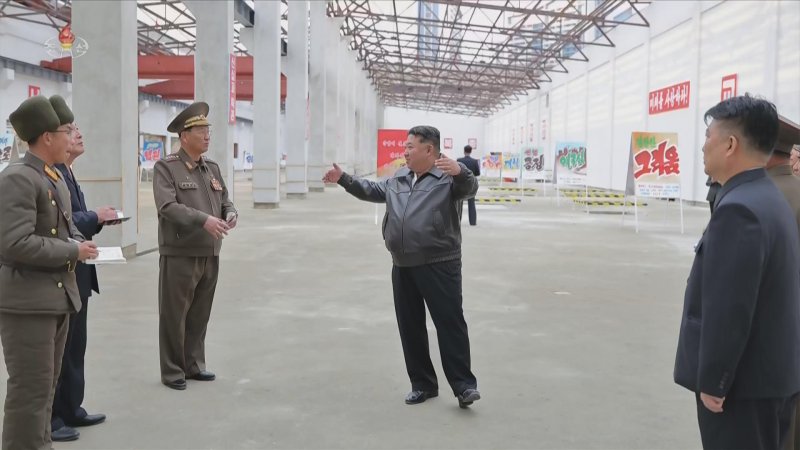 [서울=뉴시스] 북한 조선중앙TV는 김정은 북한 국무위원장이 지난달 4일 학용품공장과 교구비품공장 건설사업을 현지 지도했다고 5일 보도했다. (사진=조선중앙TV 캡쳐) 2025.12.05. photo@newsis.com *재판매 및 DB 금지