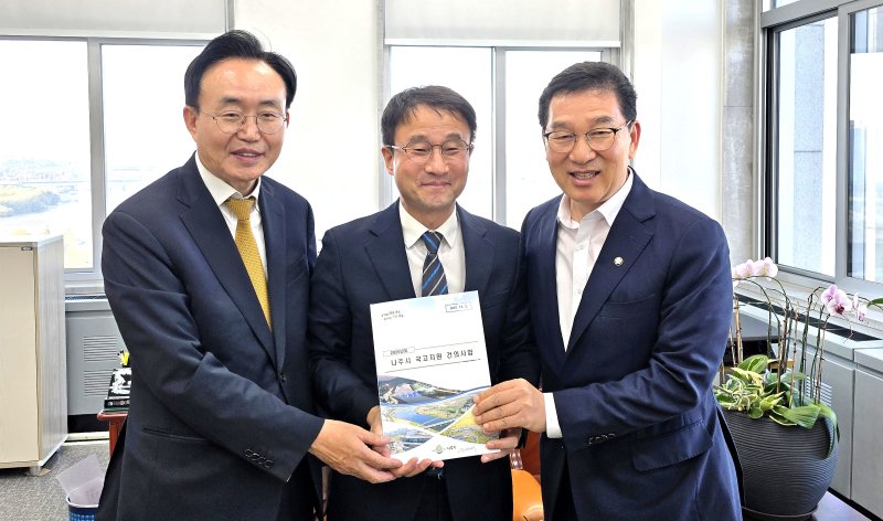 [서울=뉴시스] 윤병태 나주시장(왼쪽)과 신정훈 국회의원(오른쪽)이 한병도 국회 예산결산특별위원장을 만나 지역 현안 예산 반영 협조를 요청한 뒤 기념촬영을 하고 있다. (사진=나주시 제공) photo@newsis.com *재판매 및 DB 금지