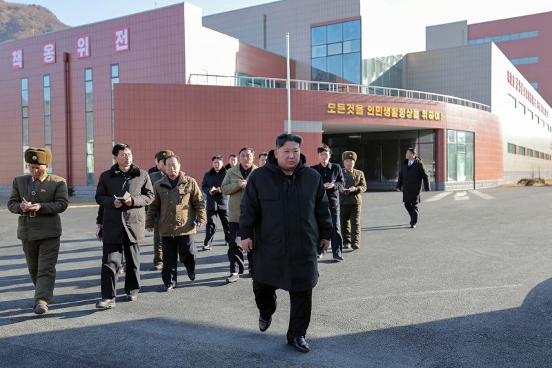 (평양 노동신문=뉴스1) = 북한 노동당 기관지 노동신문은 5일 "김정은동지께서 12월 3일 준공을 앞둔 여러 군의 지방공업공장들을 찾으시여 실태를 현지료해(파악)하시였다＂고 보도했다. 조용원·박정천 노동당 중앙위원회 비서가 동행했다. [국내에서만 사용가능. 재배포 금지. DB 금지. For Use Only in the Republic of Korea. Redistribution Prohibited] rodongphoto@news1.kr