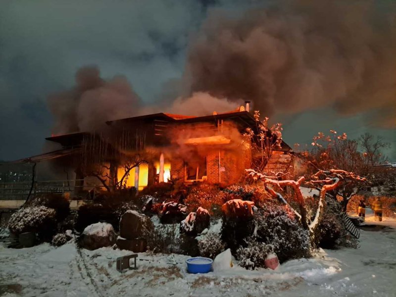 강원 원주 지정면의 한 주택 화재 현장.(강원도소방본부 제공, 재판매 및 DB금지)