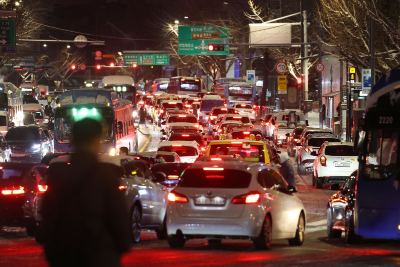 폭설이 내린 4일 오후 서울 종로구 안국동 도로의 차량들이 눈길에 큰 정체를 빚고 있다. 2025.12.4/뉴스1 ⓒ News1 이광호 기자
