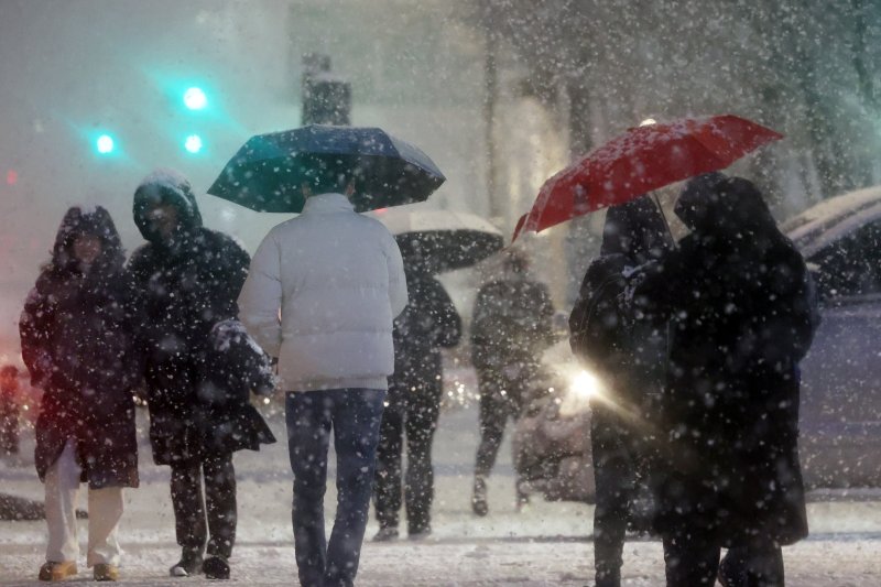 첫눈이 내린 4일 오후 서울 광화문 네거리에서 퇴근길 시민들이 발걸음을 재촉하고 있다. 행정안전부는 이날 서울, 인천, 경기, 강원 등 4개 시도에 '대설 특보'를 발효했다. 2025.12.4/뉴스1 ⓒ News1 황기선 기자