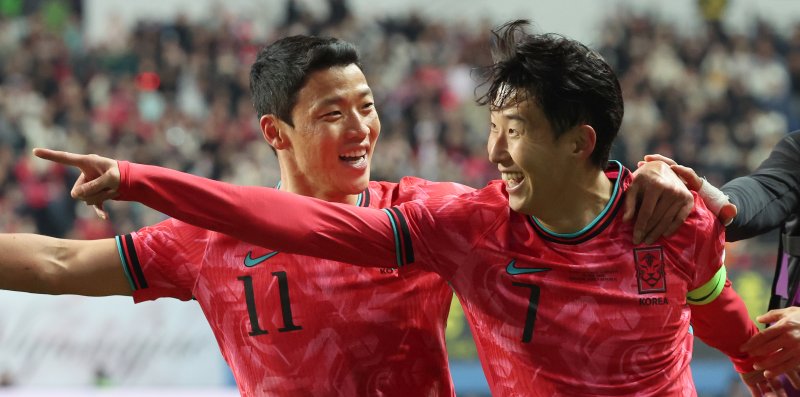 [대전=뉴시스] 강종민 기자 = 14일 오후 대전 유성구 대전월드컵경기장에서 열린 축구 국가대표팀 평가전 대한민국과 볼리비아의 경기에서 선취골을 넣은 손흥민이 황희찬과 기뻐하고 있다. 2025.11.14. ppkjm@newsis.com