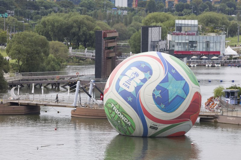 [서울=뉴시스] 김근수 기자 = 12일 서울 서초구 한강시민공원 세빛둥둥섬에 2026년 국제축구연맹(FIFA) 북중미 월드컵의 공인구 '트리온다'(TRIONDA)가 설치돼 있다. 아디다스는 트리온다의 국내 공개를 기념해 서울 세빛둥둥섬에서 'SOAP BALL' 이벤트를 개최한다고 밝혔다.2026년 국제축구연맹(FIFA) 북중미 월드컵의 공인구 '트리온다'(TRIONDA)는 세 개'(Tri)'의 '파도'(Onda)라는 뜻의 트리온다는 월드컵 공동 개최국인 캐나다·멕시코·미국을 기념하는 디자인으로 제작됐다. 빨강, 파랑, 초록의 국가 