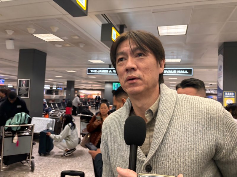 [워싱턴=뉴시스]이윤희 특파원 = 홍명보 축구대표팀 감독이 2026 국제축구연맹(FIFA) 북중미월드컵 조 추첨식에 참석하기 위해 3일(현지 시간) 미국 워싱턴DC 인근 덜레스국제공항으로 입국하며 소감을 묻는 특파원들에 답변하고 있다. 2025.12.04.