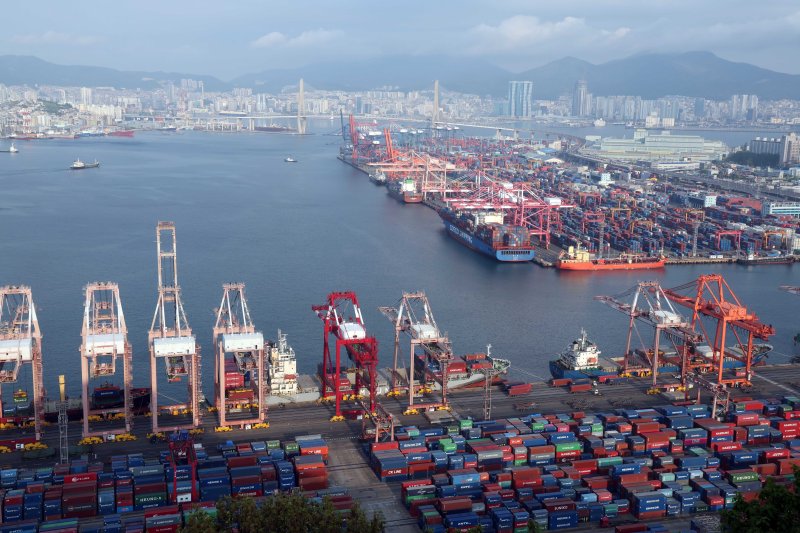 [부산=뉴시스] 하경민 기자 = 1일 산업통상자원부가 발표한 '4월 수출입동향'에 따르면 지난달 수출은 전년 대비 3.7% 증가한 582억1000만 달러(83조366억원), 수입은 2.7% 감소한 533억2000만 달러(76조610억원)로 집계됐다. 특히 수출은 역대 4월 중 최대실적을 기록했으며, 3개월 연속 증가세를 보였다.이날 부산 남구 신선대(사진 아래) 및 감만(위) 부두 야적장에 수출입 컨테이너가 가득 쌓여 있다. 2025.05.01. yulnetphoto@newsis.com