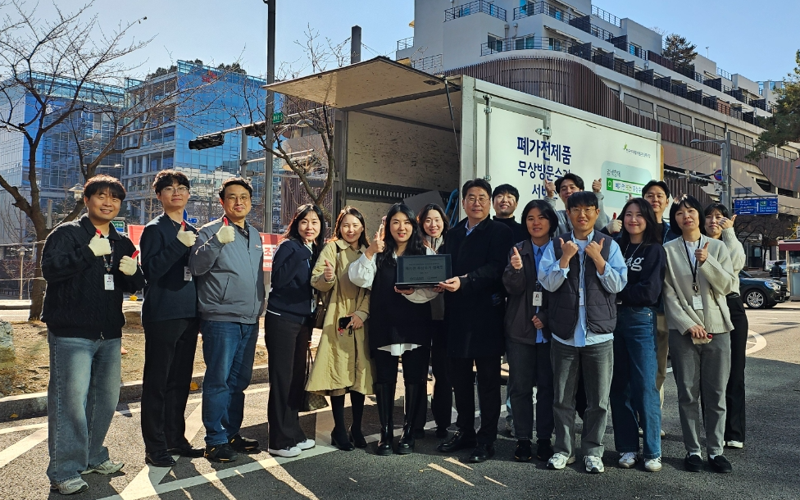 지난 3일 ‘폐전기·전자 제품 수거 캠페인’ 에 참여한 한화비전과 한화세미텍 판교R&D센터 임직원과 한국환경공단 관계자들이 포즈를 취하고 있다. 한화비전 제공