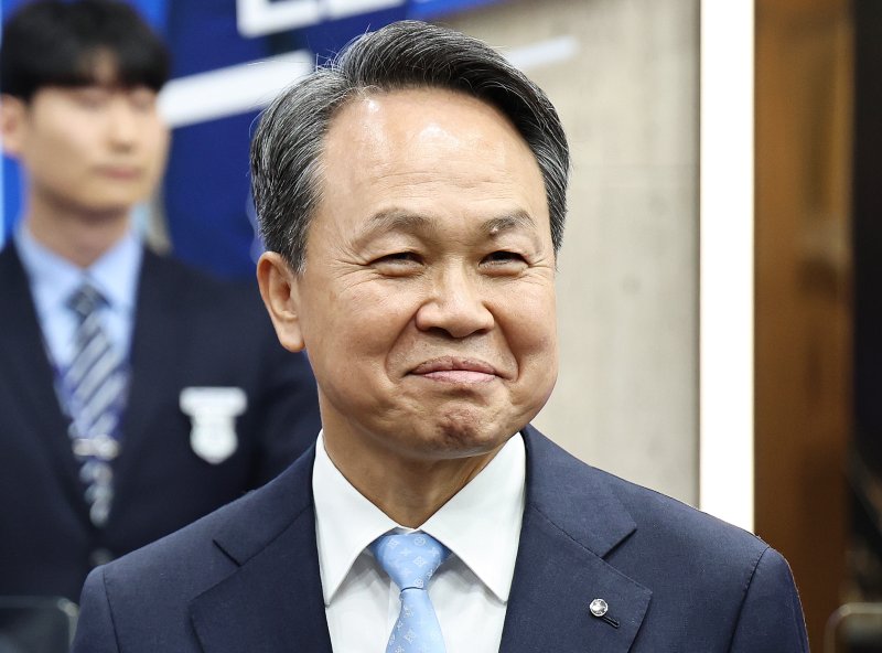 진옥동 신한금융 회장이 4일 오후 서울 중구 신한은행 본점에서 연임 소감을 밝히며 웃음짓고 있다. 2025.12.4/뉴스1 ⓒ News1 구윤성 기자