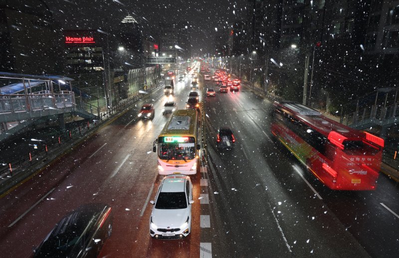 서울 전역을 포함한 수도권에 대설주의보가 내려진 4일 오후 경기 화성시 송화초등학교 인근 경기대로에 많은 눈이 내리고 있다. 2025.12.4/뉴스1 ⓒ News1 김영운 기자