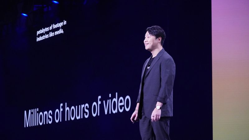 4일(현지시간) 미국 라스베이거스 베네시안 엑스포에서 열린 'AWS 리인벤트(re:Invent) 2025' 기조연설에서 이재성 트웰브랩스 대표가 발언하고 있다.