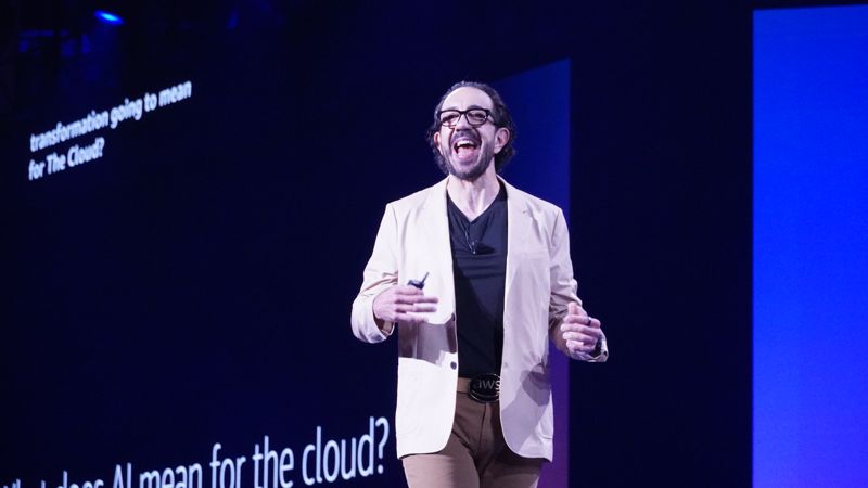 4일(현지시간) 미국 라스베이거스 베네시안 엑스포에서 열린 'AWS 리인벤트(re:Invent) 2025' 기조연설에서 피터 데산티스 유틸리티 컴퓨팅 부문 수석 부사장이 발언하고 있다.