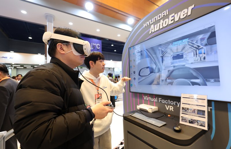 12일 서울 강남구 코엑스에서 열린 2025 스마트공장·자동화산업전를 찾은 한 관람객이 현대 오토에버 부스에서 버추얼팩토리빌더 VR 체험을 하고 있다. 2025.3.12/뉴스1 ⓒ News1 김성진 기자