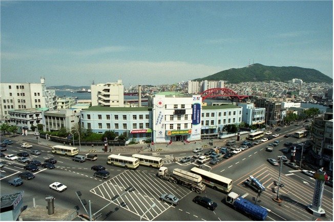 옛 부산시청 전경(문진우 작가 기증). 부산도서관 제공. 재판매 및 DB금지)