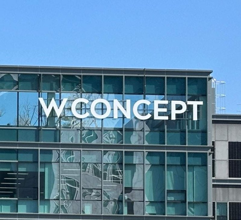 W컨셉이 4일 서울 강남구 삼성동 코엑스에서 열린 제62회 무역의 날 기념식에서 창립 이래 최초로 '1000만불 수출의 탑'을 수상했다.(W컨셉제공)