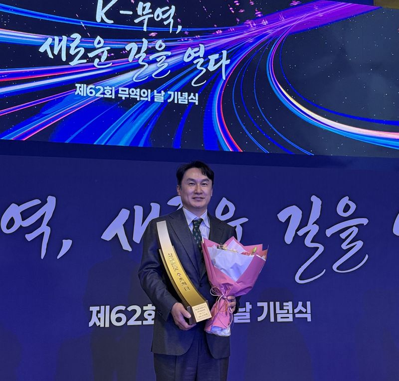 황영수 ㈜리만코리아 대표이사가 지난 4일 서울 코엑스에서 열린 '제62회 무역의 날' 기념식에서 '3000만불 수출의 탑'을 수상했다. 리만코리아 제공