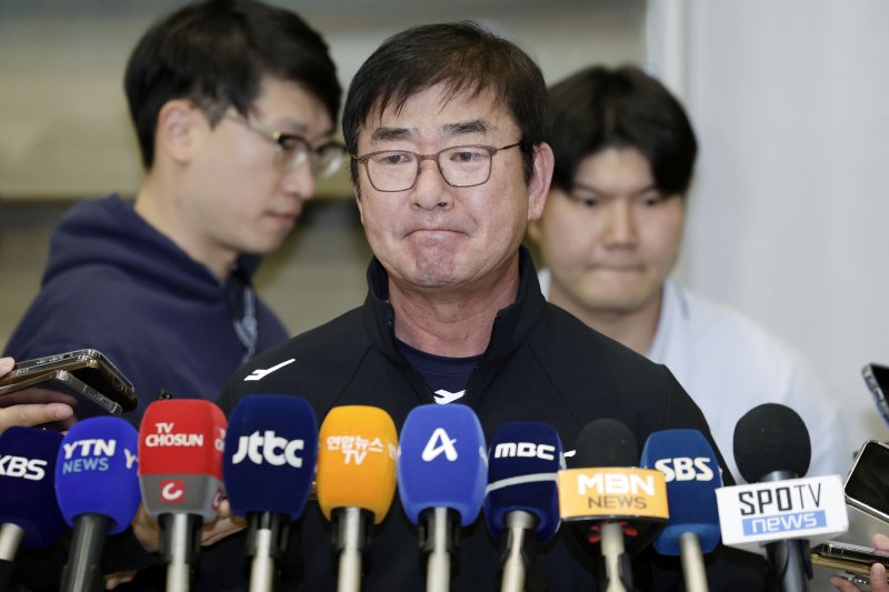 [인천공항=뉴시스] 최동준 기자 = 세계야구소프트볼연맹 프리미어 12에서 4강 진출에 실패한 대표팀 류중일 감독이 19일 인천국제공항을 통해 귀국한 뒤 소감을 말하고 있다. 2024.11.19. photocdj@newsis.com