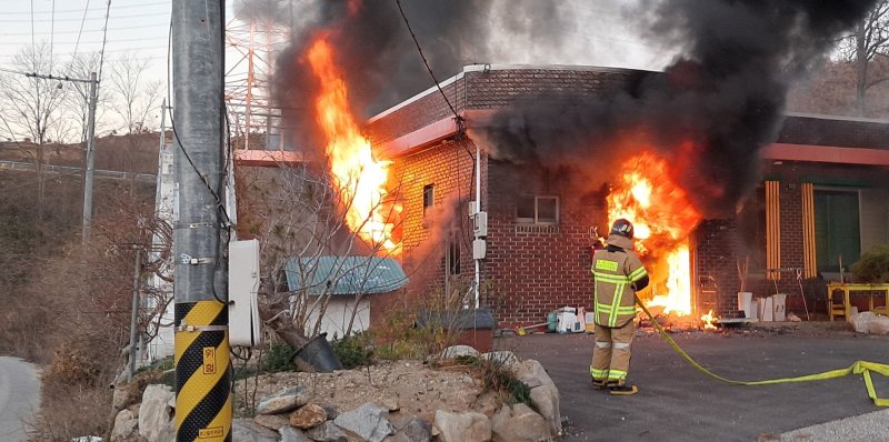 [울진=뉴시스] 안병철 기자 = 지난 4일 오전 7시16분께 경북 울진군 북면 한 주택에서 화재가 발생했다.(사진=경북소방본부 제공) 2025.12.05. photo@newsis.com