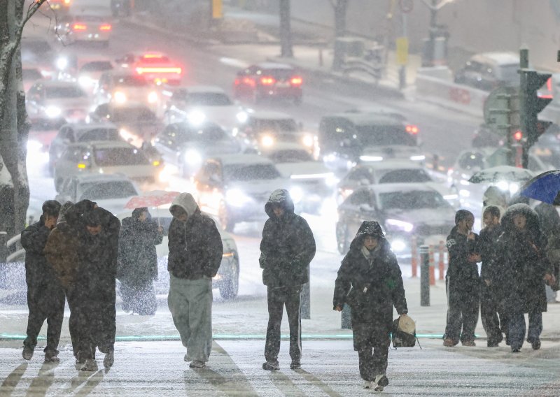[서울=뉴시스] 황준선 기자 = 서울·인천·경기·강원 대설주의보가 발효된 4일 오후 서울 중구 거리에 눈이 내리고 있다. 2025.12.04. hwang@newsis.com