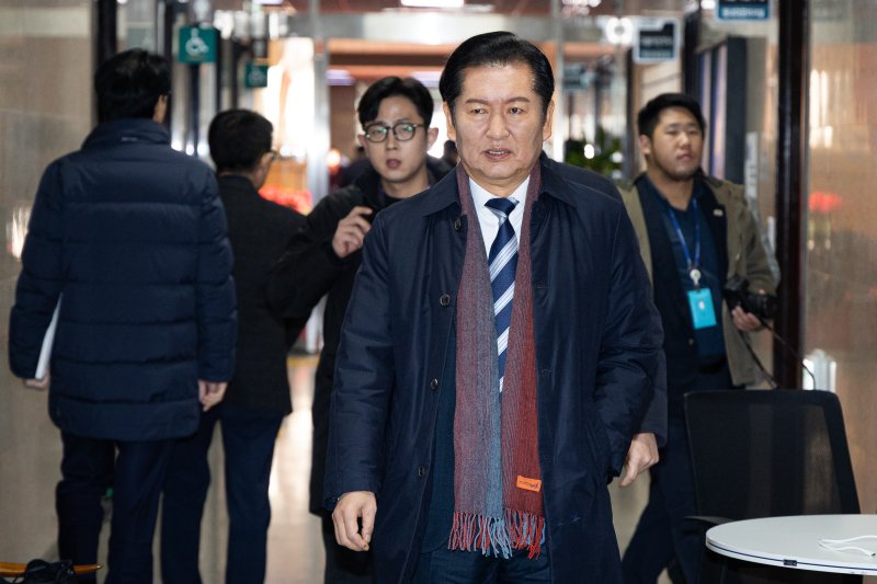 정청래 더불어민주당 대표가 4일 서울 여의도 국회에서 열린 비공개 당무위원회 참석을 위해 당대표실로 들어서고 있다. 2025.12.4/뉴스1 ⓒ News1 유승관 기자