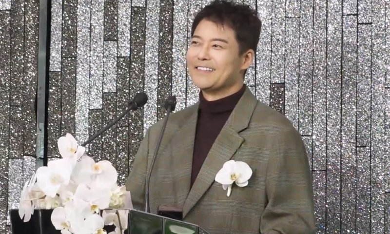 '싱글 우상' 전현무 "결혼 한번 안해보고"…이장우 결혼식 주례사 어땠나