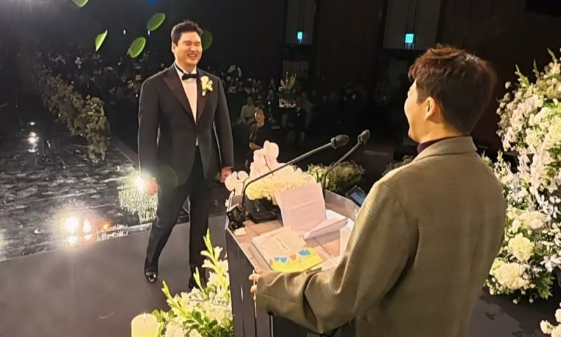 '싱글 우상' 전현무 "결혼 한번 안해보고"…이장우 결혼식 주례사 어땠나