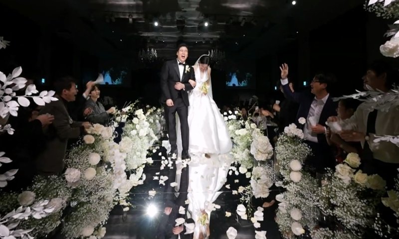 '싱글 우상' 전현무 "결혼 한번 안해보고"…이장우 결혼식 주례사 어땠나