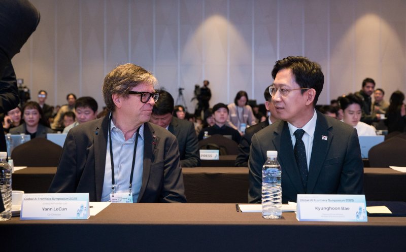 배경훈 부총리 겸 과학기술정보통신부 장관이 27일 오전 서울 용산구 드래곤시티호텔에서 열린 'AI 프론티어 국제 심포지엄 2025' 에 참석해 얀 르쿤 뉴욕대 교수와 대화를 나누고 있다. (과학기술정보통신부 제공. 재판매 및 DB 금지) 2025.10.27/뉴스1