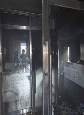 [광주=뉴시스] 5일 오전 6시50분께 광주 남구 봉선동의 한 상가 3층 내 이비인후과 의원에서 불이 나 소방 당국에 의해 1시간여 만에 꺼졌다. (사진=독자 제공) 2025.12.05. photo@newsis.com *재판매 및 DB 금지