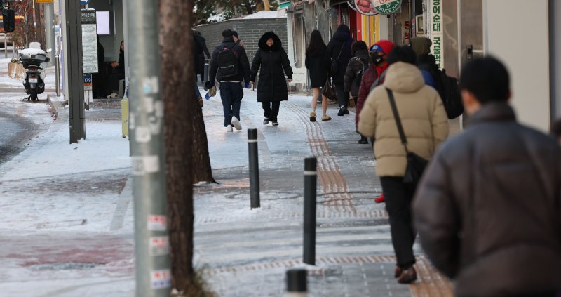 [서울=뉴시스] 권창회 기자 = 폭설 후 한파로 도로 곳곳이 얼어붙은 5일 오전 서울 중구 충무로역 인근에서 시민들이 빙판길을 조심히 걷고 있다. 2025.12.05. kch0523@newsis.com