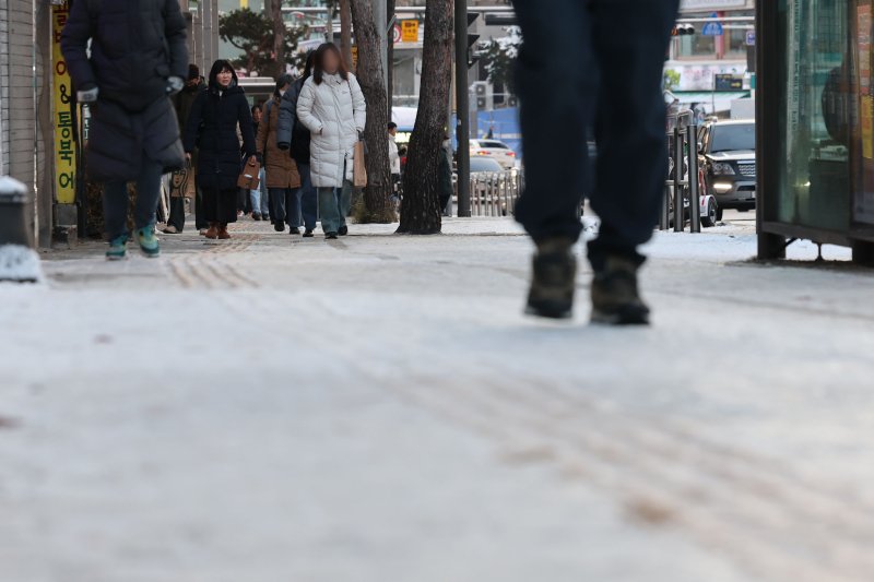 [서울=뉴시스] 권창회 기자 = 폭설 후 한파로 도로 곳곳이 얼어붙은 5일 오전 서울 중구 충무로역 인근에서 시민들이 빙판길을 조심히 걷고 있다. 2025.12.05. kch0523@newsis.com