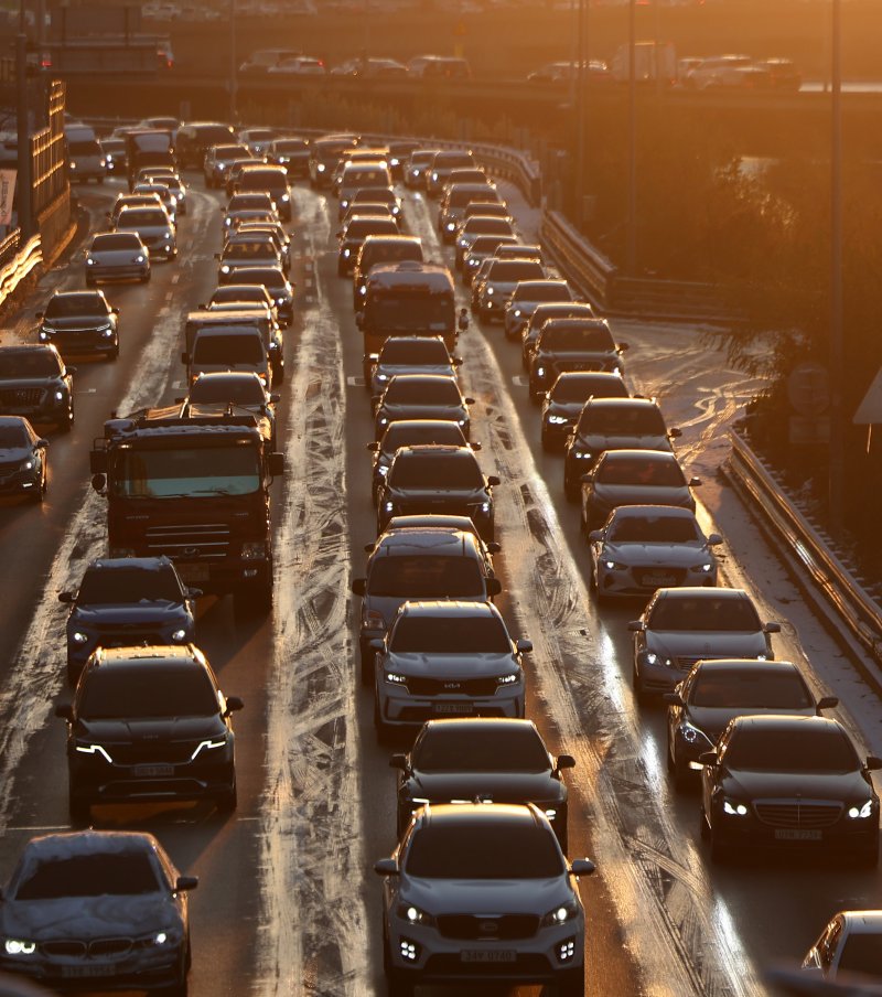 [서울=뉴시스] 김선웅 기자 = 5일 서울 강변북로에서 전날 내린 눈과 낮아진 기온으로 발생한 빙판으로 인해 차량이 서행하고 있다. 2025.12.05. mangusta@newsis.com