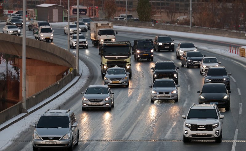 [서울=뉴시스] 김선웅 기자 = 5일 서울 강변북로에서 전날 내린 눈과 낮아진 기온으로 발생한 빙판으로 인해 차량이 서행하고 있다. 2025.12.05. mangusta@newsis.com