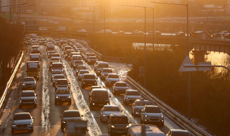 [서울=뉴시스] 김선웅 기자 = 5일 서울 강변북로에서 전날 내린 눈과 낮아진 기온으로 발생한 빙판으로 인해 차량이 서행하고 있다. 2025.12.05. mangusta@newsis.com